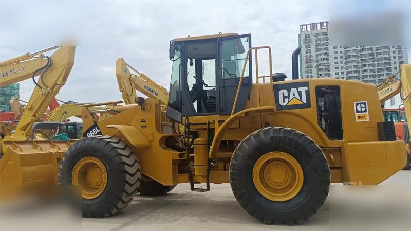 Chargeuse sur pneus CATERPILLAR 966L