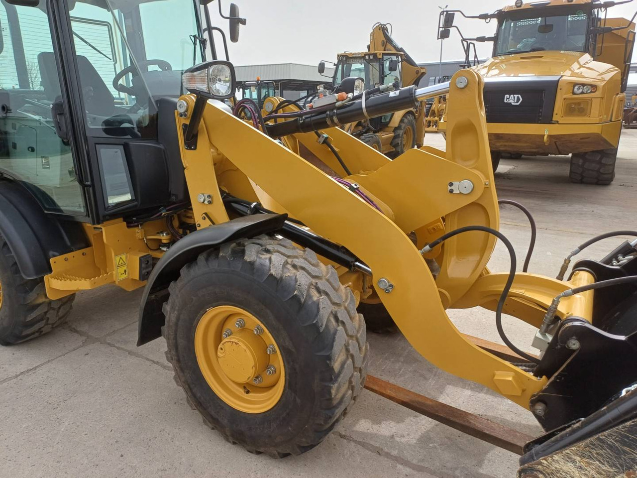 Chargeuse sur pneus CAT 906 M