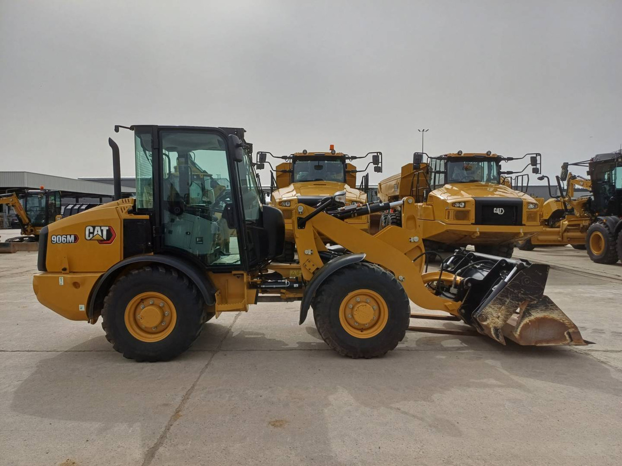 Chargeuse sur pneus CAT 906 M