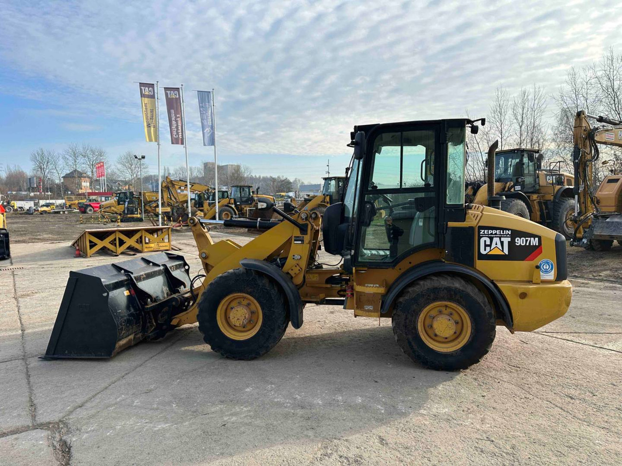 Chargeuse sur pneus CAT 907M