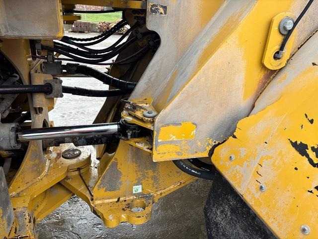 Chargeuse sur pneus CAT 966M