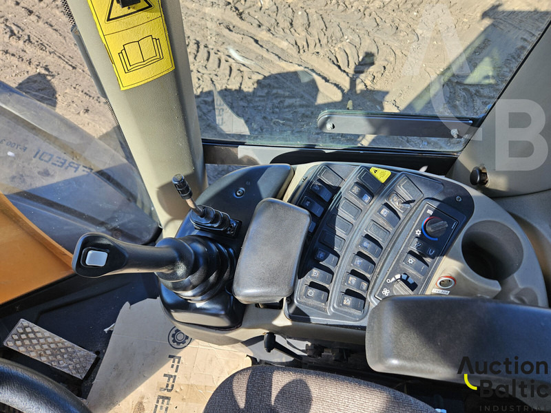 Chargeuse sur pneus Case 821 F