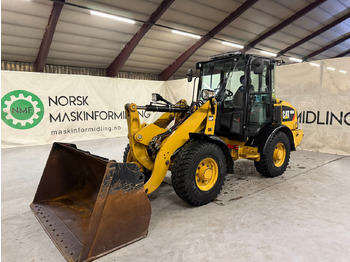 Chargeuse sur pneus  Cat 906M High Flow, 40 km/t med skuff og plog # TIL LEIE#