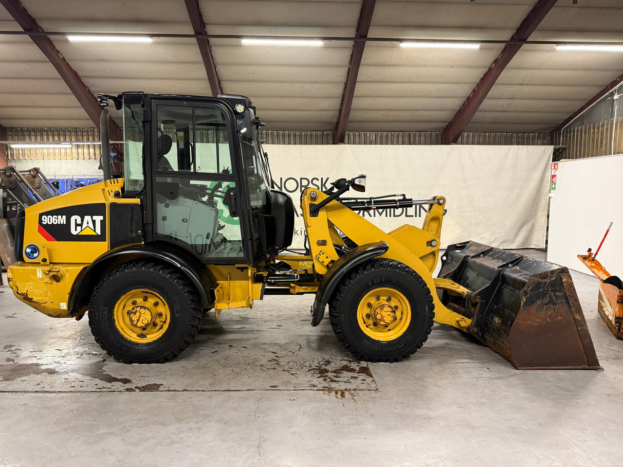 Chargeuse sur pneus Cat 906M High Flow, 40 km/t med skuff og plog # TIL LEIE#