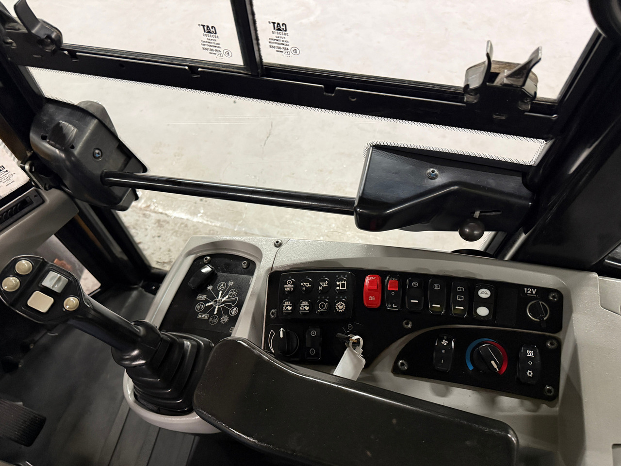 Chargeuse sur pneus Cat 906M High Flow, 40 km/t med skuff og plog # TIL LEIE#