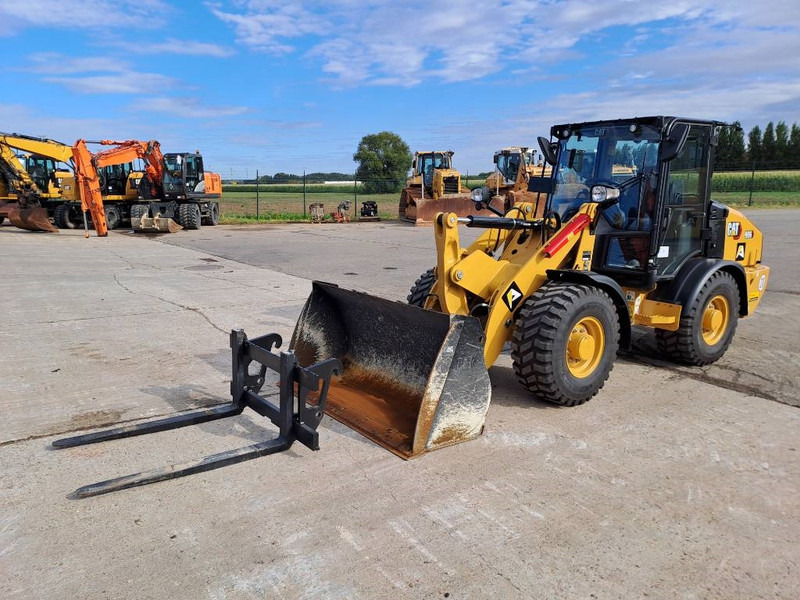Chargeuse sur pneus Cat 906 (Bucket+Forks)
