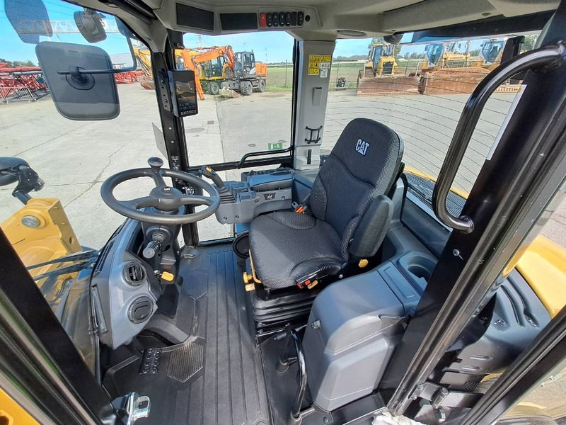 Chargeuse sur pneus Cat 906 (Bucket+Forks)