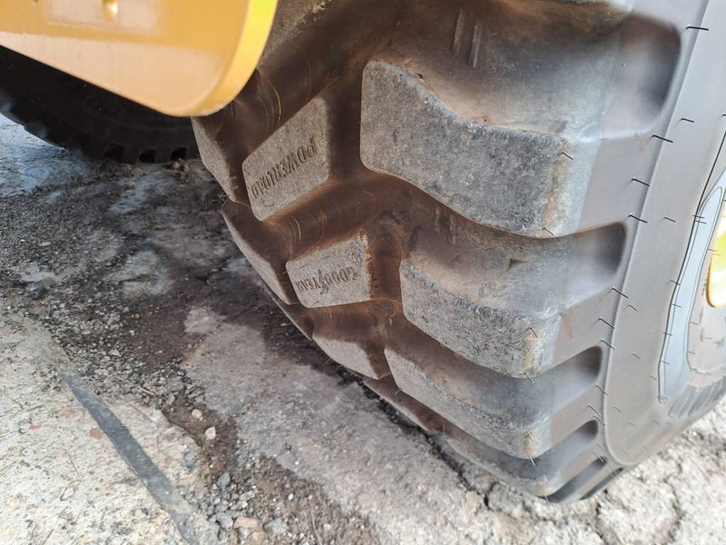 Chargeuse sur pneus Cat 906 (Bucket+Forks)