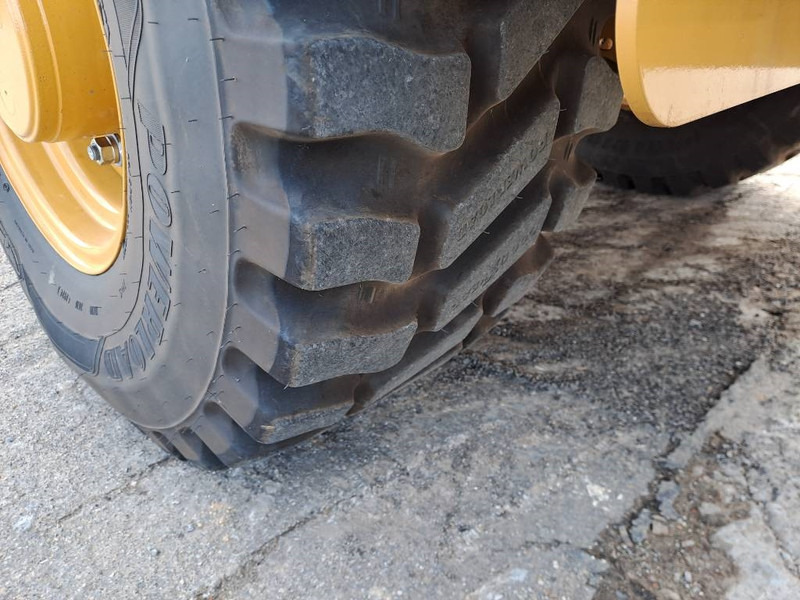 Chargeuse sur pneus Cat 906 (Bucket+Forks)