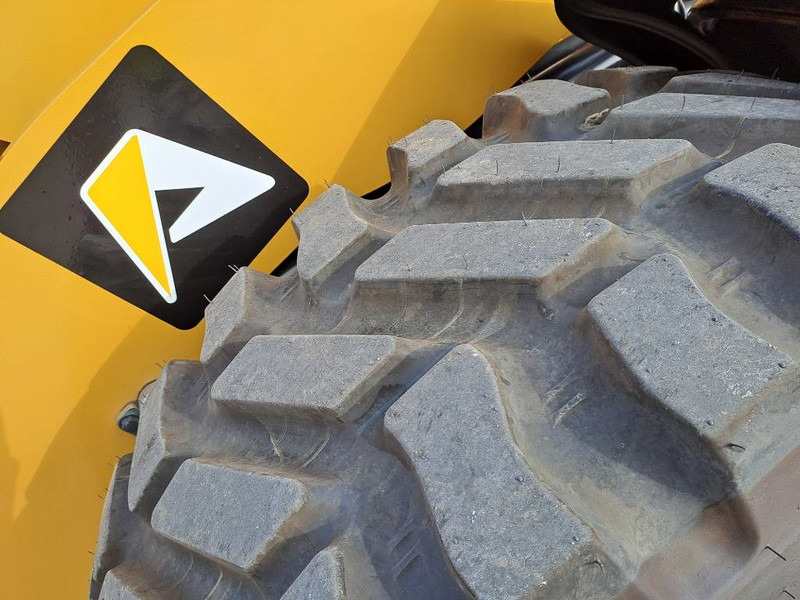 Chargeuse sur pneus Cat 906 (Bucket+Forks)