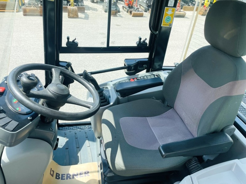 Chargeuse sur pneus Caterpillar 908M (3637)