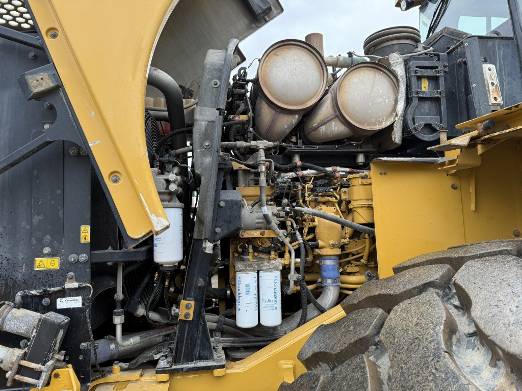 Chargeuse sur pneus Caterpillar 966 Millionen (111775)