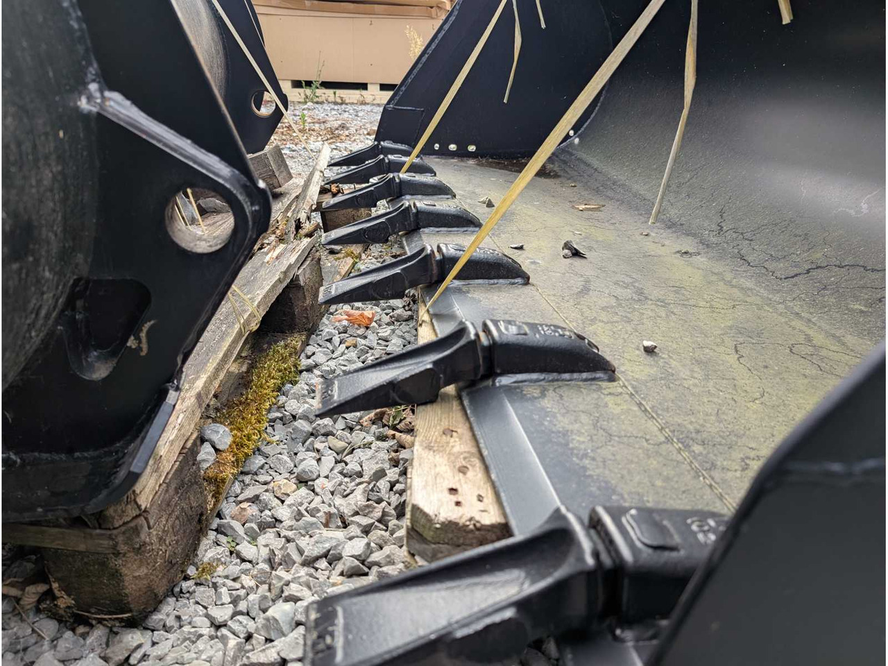 Chargeuse sur pneus EURON STEEL S.R.O. EARTH BUCKET COMPLETE WITH TEETH - 1850 MM - 0.9 CBM