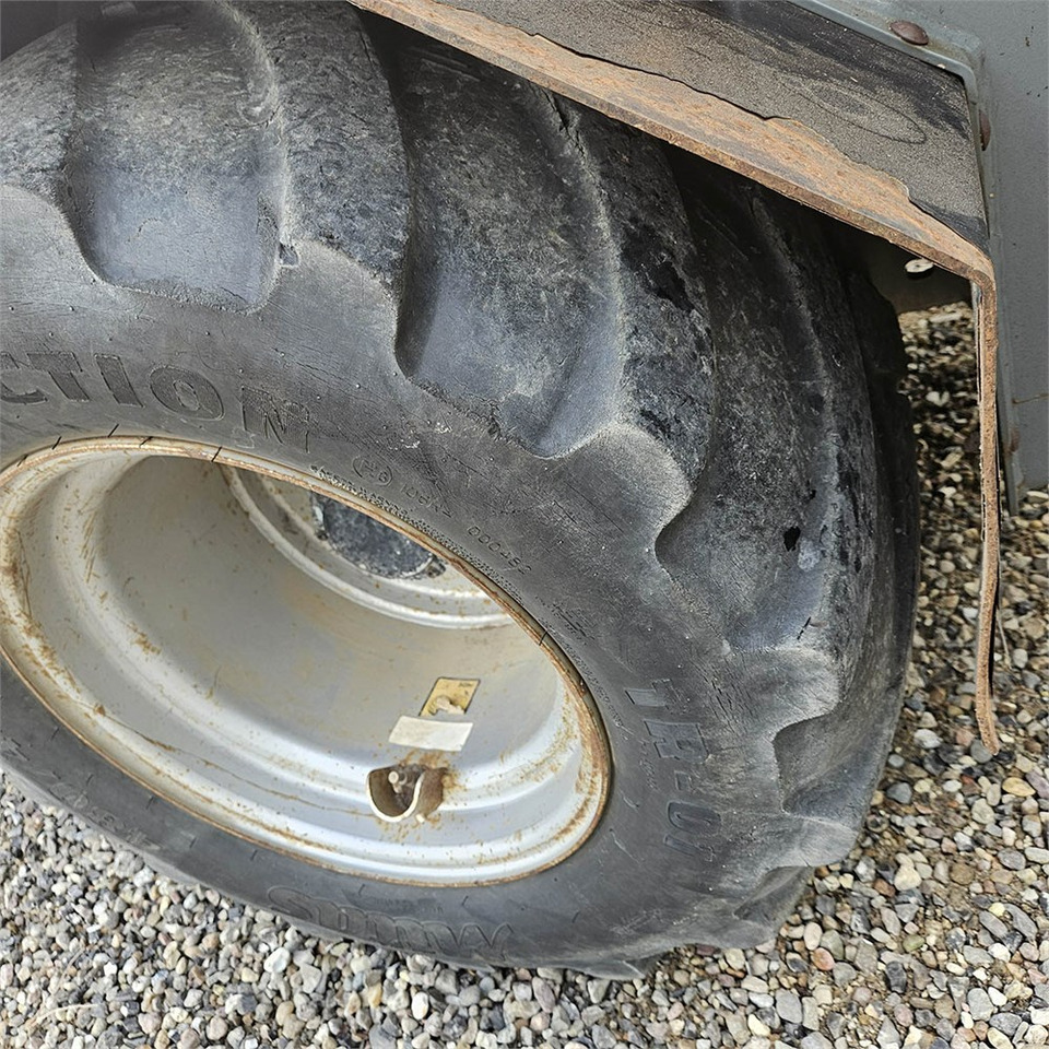 Chargeuse sur pneus Giant V452T X-TRA HD