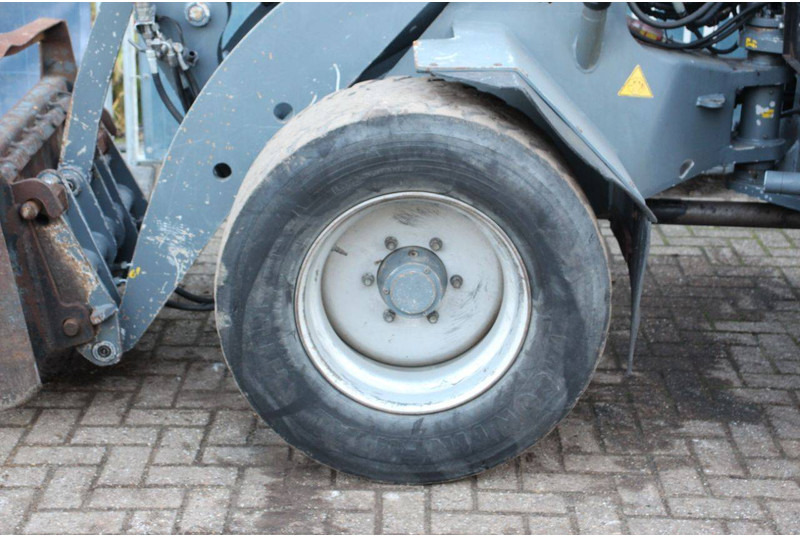 Chargeuse sur pneus Giant V881T