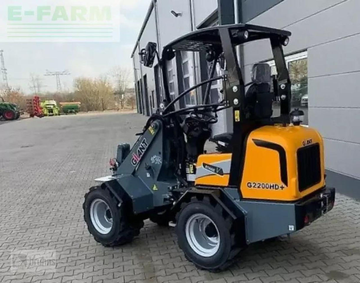 Chargeuse sur pneus Giant g2200 hd+