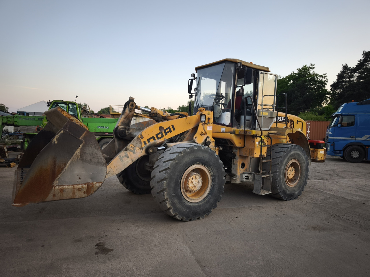 Chargeuse sur pneus HYUNDAI 757-7