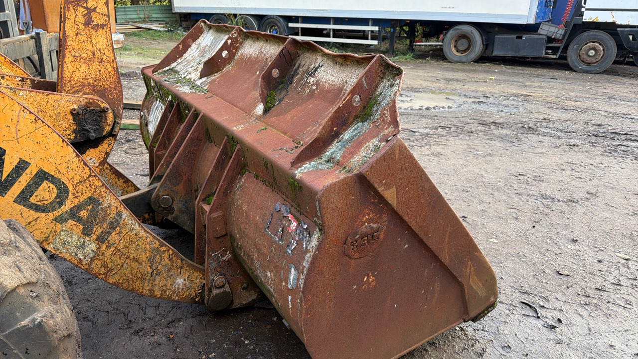 Chargeuse sur pneus HYUNDAI HL73O-9