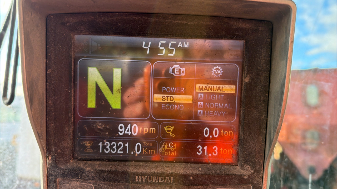 Chargeuse sur pneus HYUNDAI HL73O-9