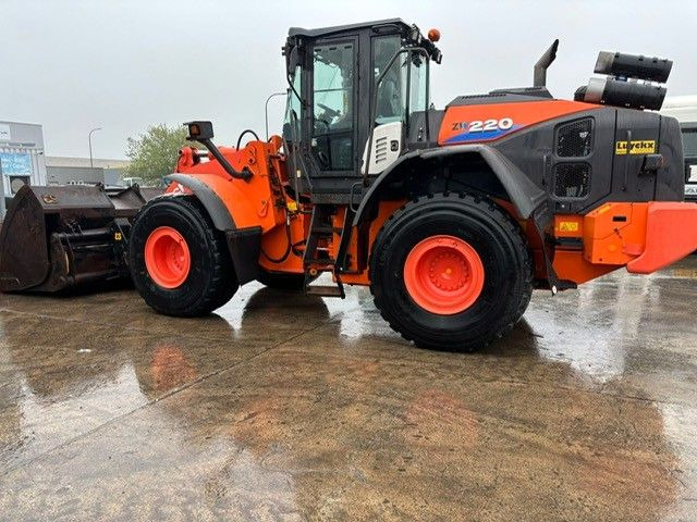 Chargeuse sur pneus Hitachi ZW220-6. Hochkippschaufel. Wage.