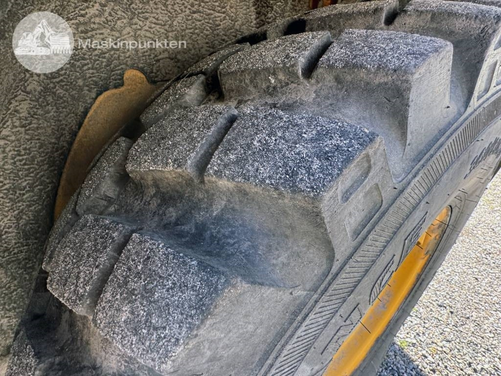 Chargeuse sur pneus JCB 413 K