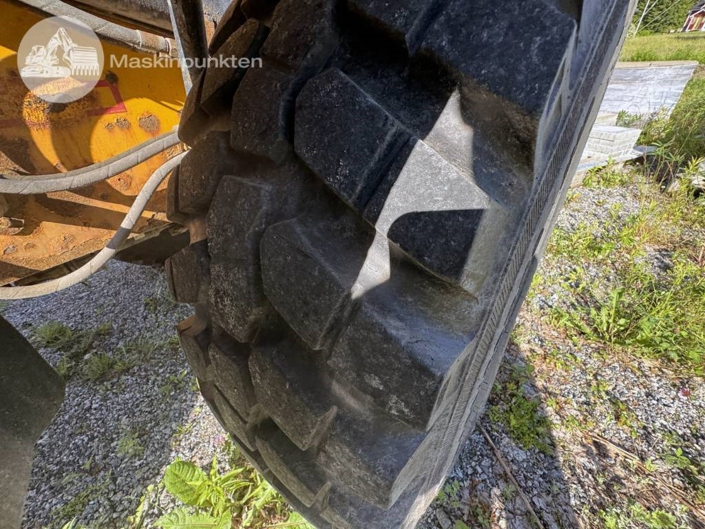 Chargeuse sur pneus JCB 413 K