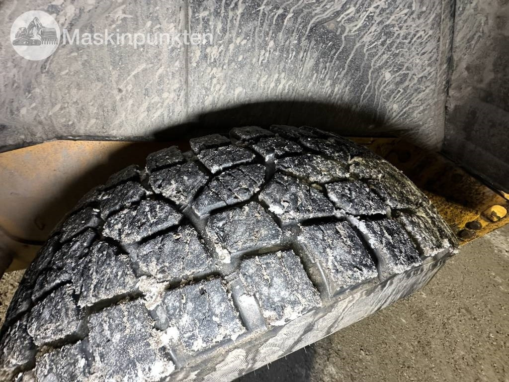 Chargeuse sur pneus JCB 413 S