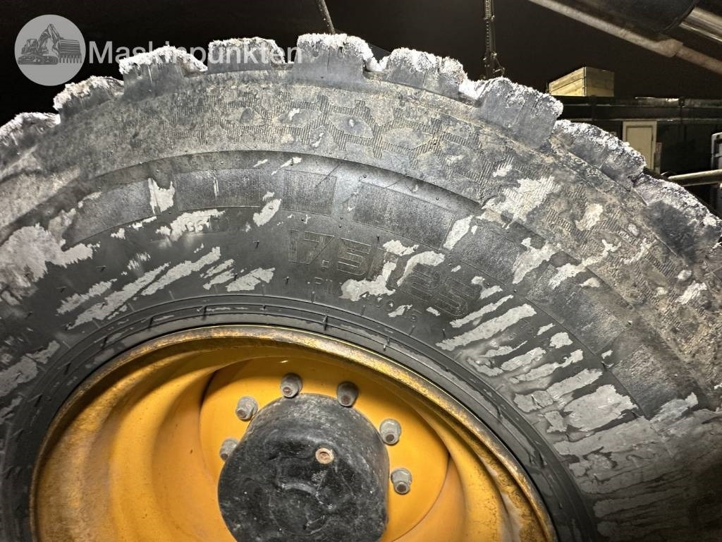 Chargeuse sur pneus JCB 413 S