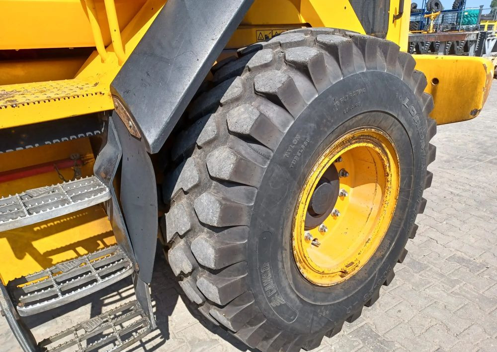 Chargeuse sur pneus JCB 437ZX