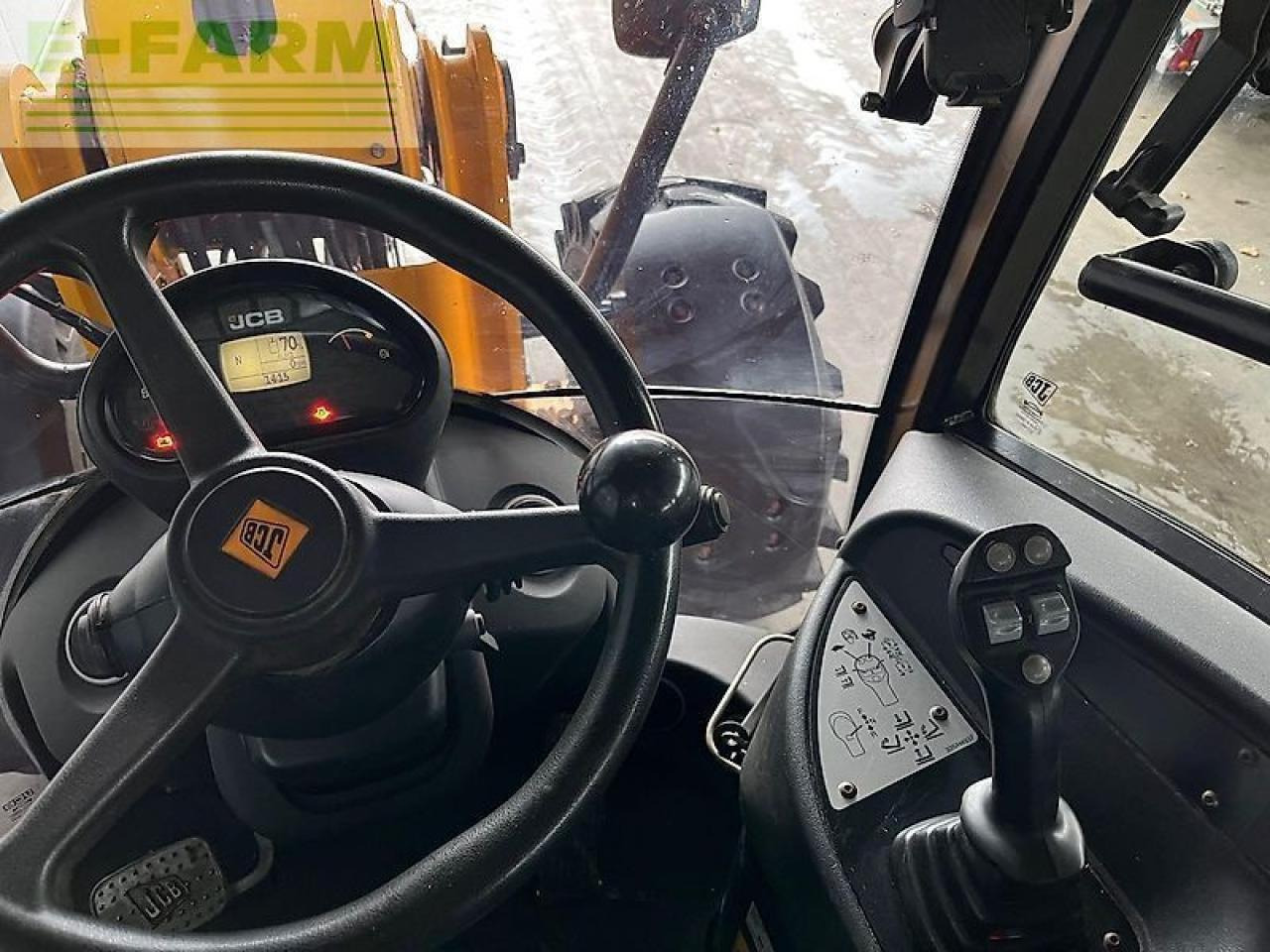 Chargeuse sur pneus JCB tm 220 agri