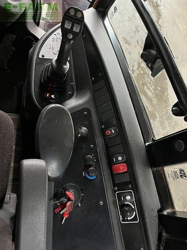 Chargeuse sur pneus JCB tm 220 agri