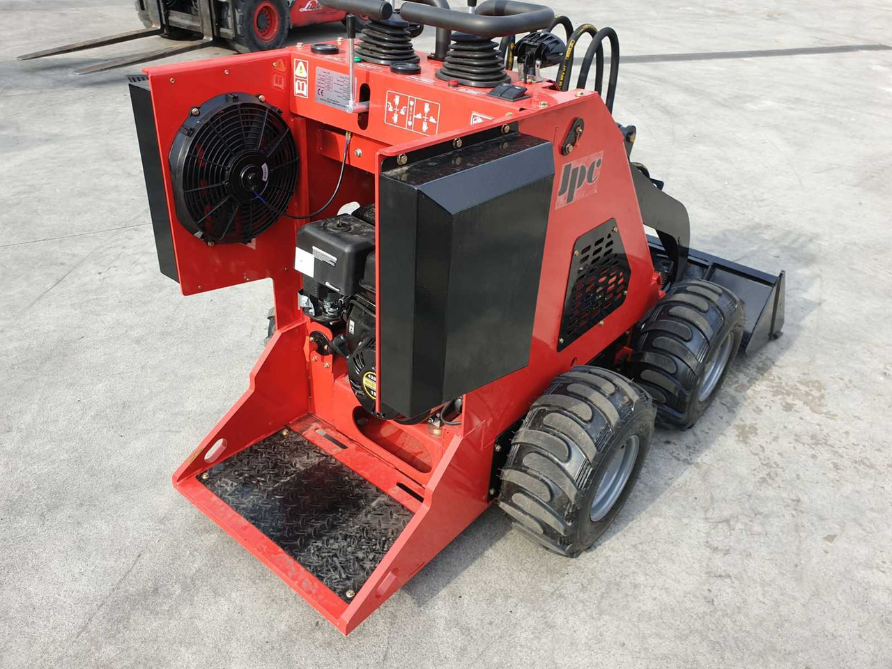 Chargeuse sur pneus JPC HT320 SKID STEER LOADER