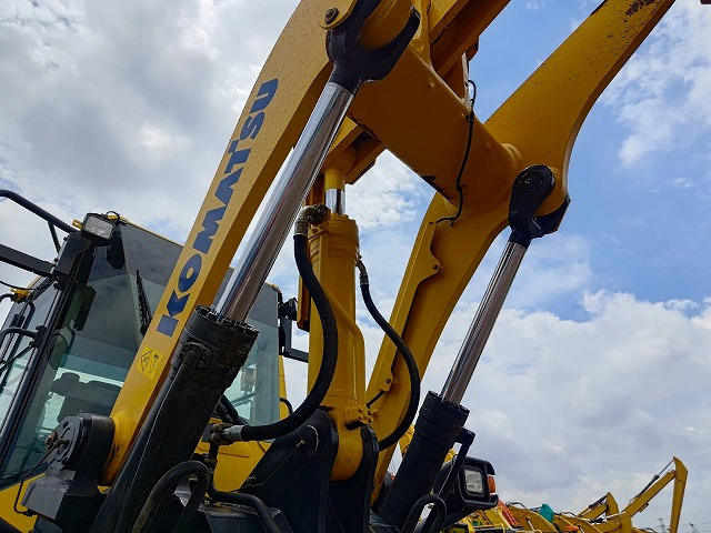 Chargeuse sur pneus KOMATSU WA470-8