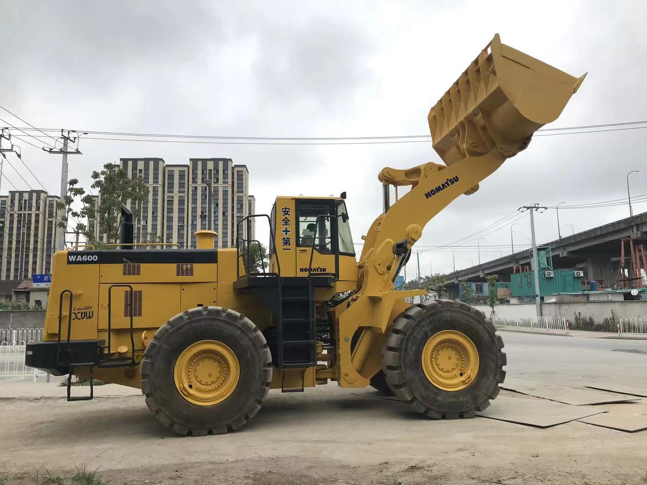 Chargeuse sur pneus KOMATSU WA600