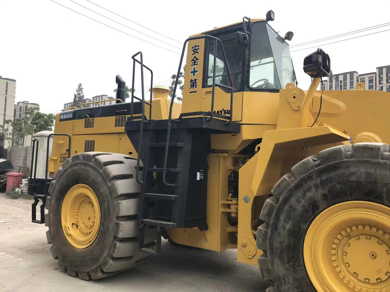 Chargeuse sur pneus KOMATSU WA600-6