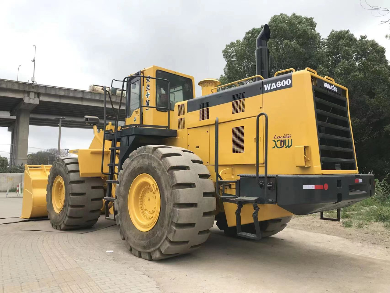 Chargeuse sur pneus KOMATSU WA600-6