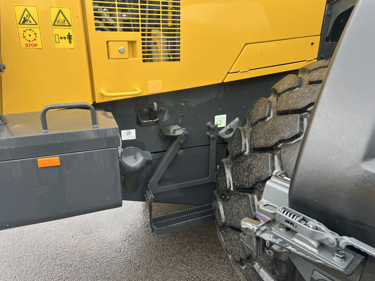 Chargeuse sur pneus KOMATSU WA 380-8E0