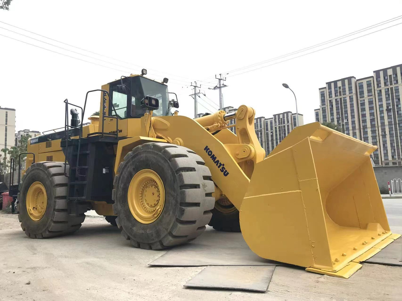 Chargeuse sur pneus KOMATSU WA 600