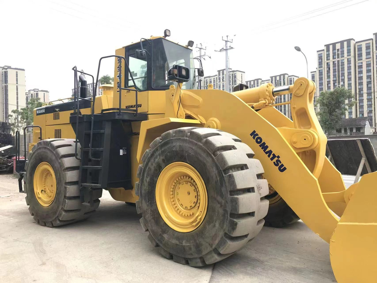 Chargeuse sur pneus KOMATSU WA 600