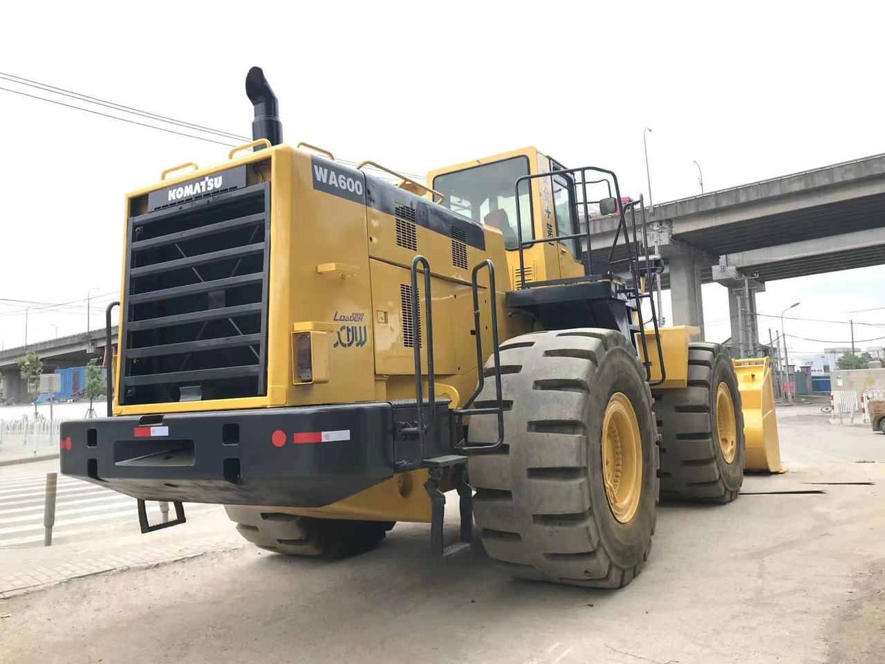 Chargeuse sur pneus KOMATSU WA 600