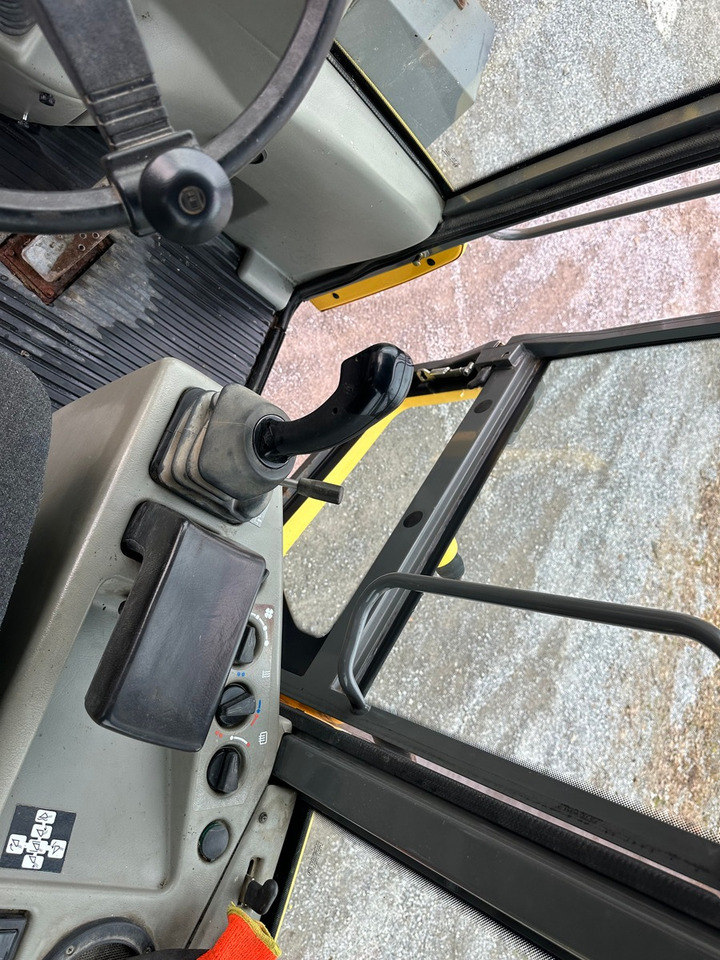Chargeuse sur pneus KOMATSU WA 85 3