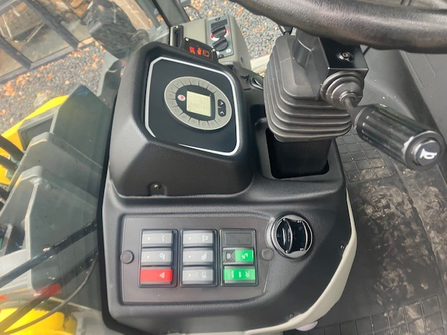 Chargeuse sur pneus KRAMER 8085T loader