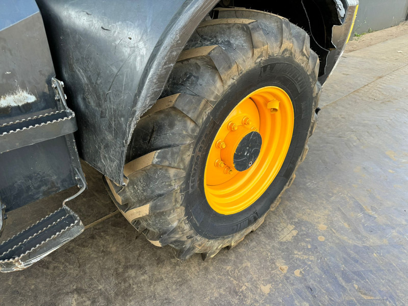 Chargeuse sur pneus Komatsu WA100M-8EO - New Tires