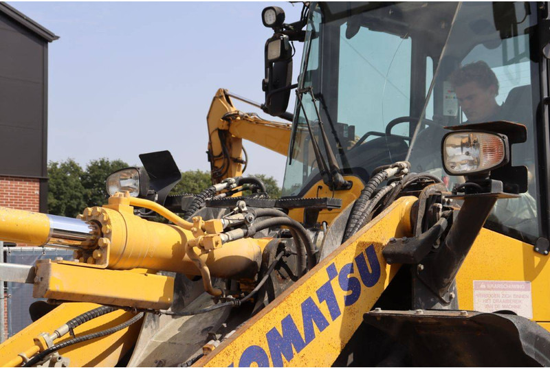 Chargeuse sur pneus Komatsu WA270-8E0
