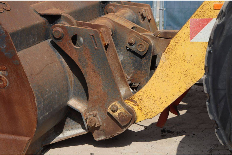 Chargeuse sur pneus Komatsu WA270-8E0