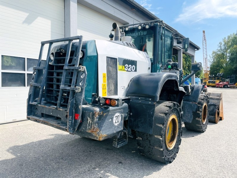 Chargeuse sur pneus Komatsu WA320-8 (3661)