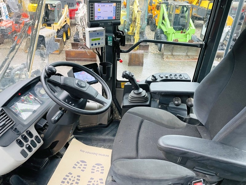 Chargeuse sur pneus Komatsu WA320-8 (3661)