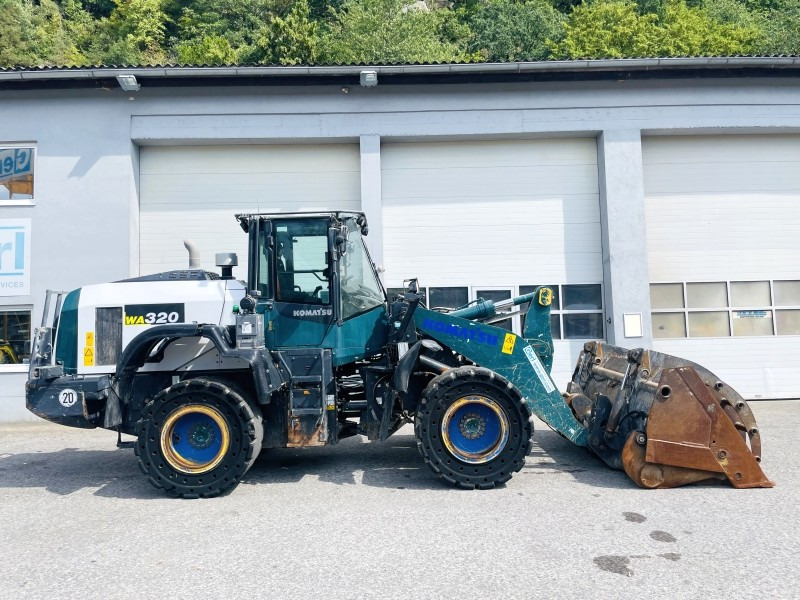 Chargeuse sur pneus Komatsu WA320-8 (3661)