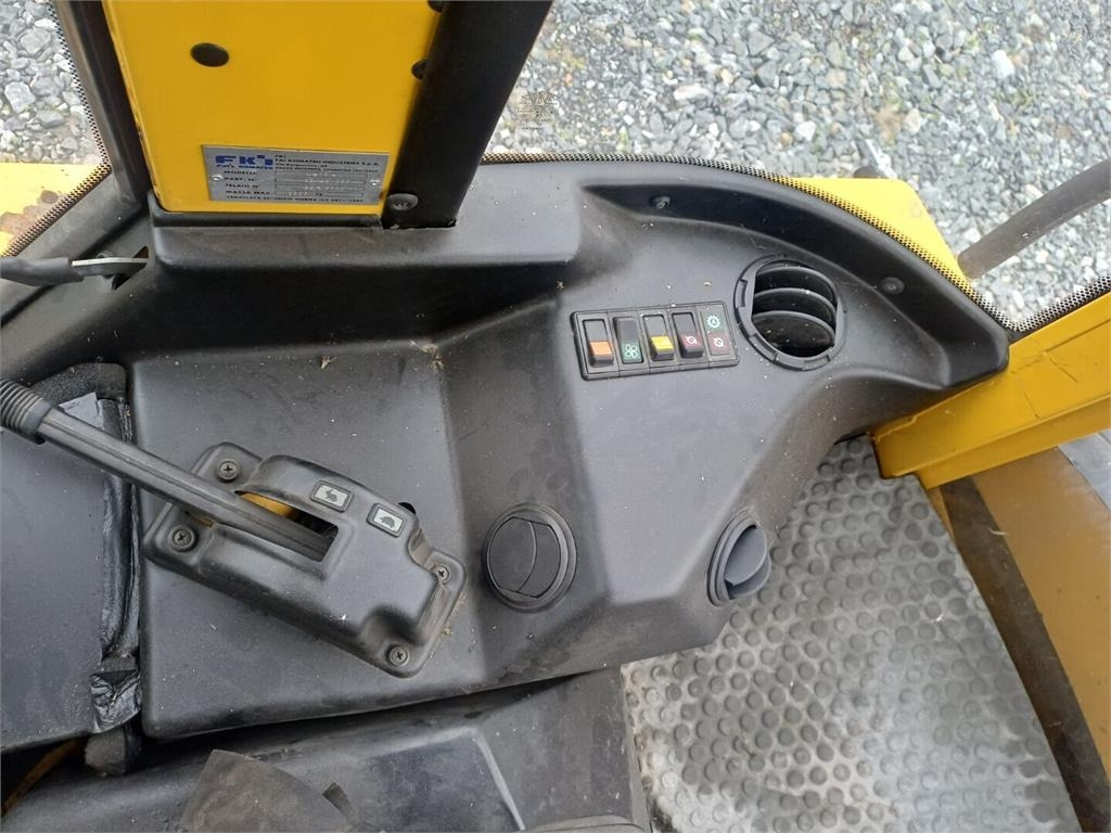 Chargeuse sur pneus Komatsu WB70A Pyöräkuormaaja