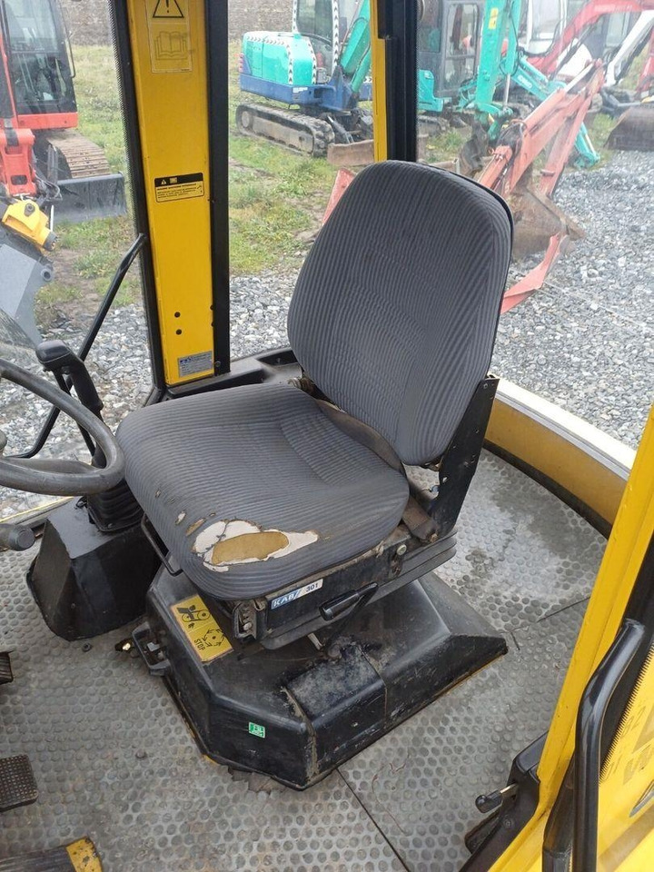 Chargeuse sur pneus Komatsu WB70A Pyöräkuormaaja